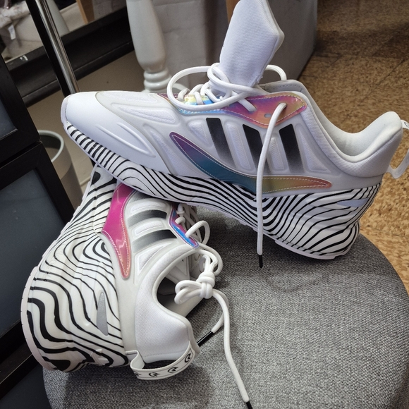 Adidas Patrick Mahomes Sneakers - Picture 2 of 10